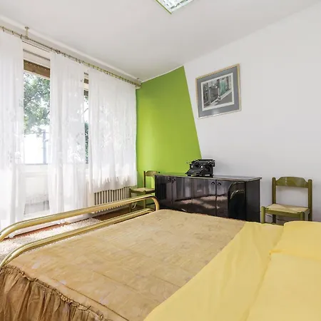 4 Bedroom Pet Friendly In *