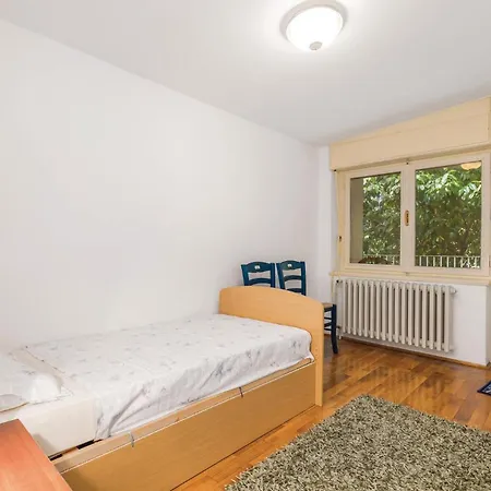 4 Bedroom Pet Friendly In Holiday home